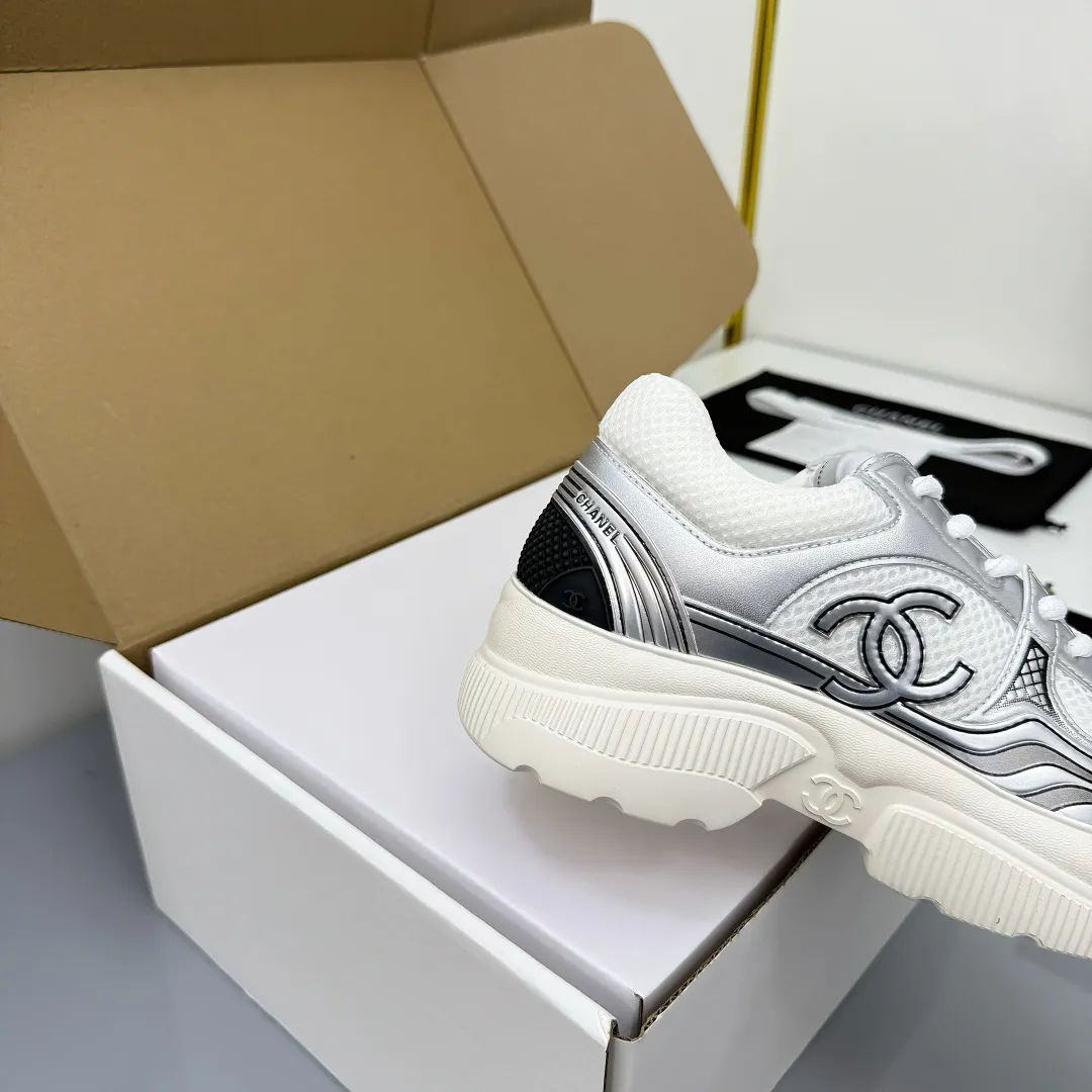 👟👟Ex-factory price 660👟👟 Chanel bread shoes ~ original calfskin panda shoes Chanel 25C latest hot style panda black and white sports shoes casual sneakers Xiaoxiang hot item classic black and white panda color coco girls must pay Fabric: original custom mixed sheepskin lining: original imported breathable mesh lining outsole: Original molded rubber + TPU combination Size: Women's 35-41 Buy now👉 Buy now👉